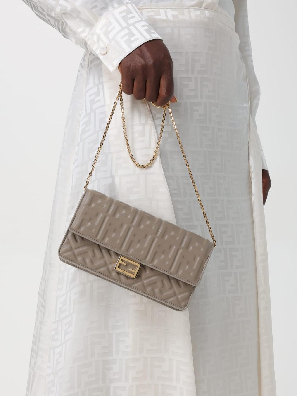 Giglio Borsa wallet Fendi in nappa con monogram FF all over Sconto