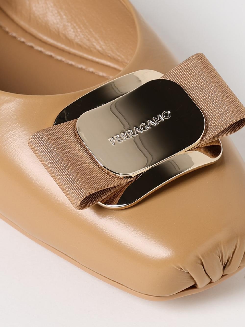 Giglio Ballerina Ferragamo in pelle con fiocco Vara Smaltimento dello stoccaggio