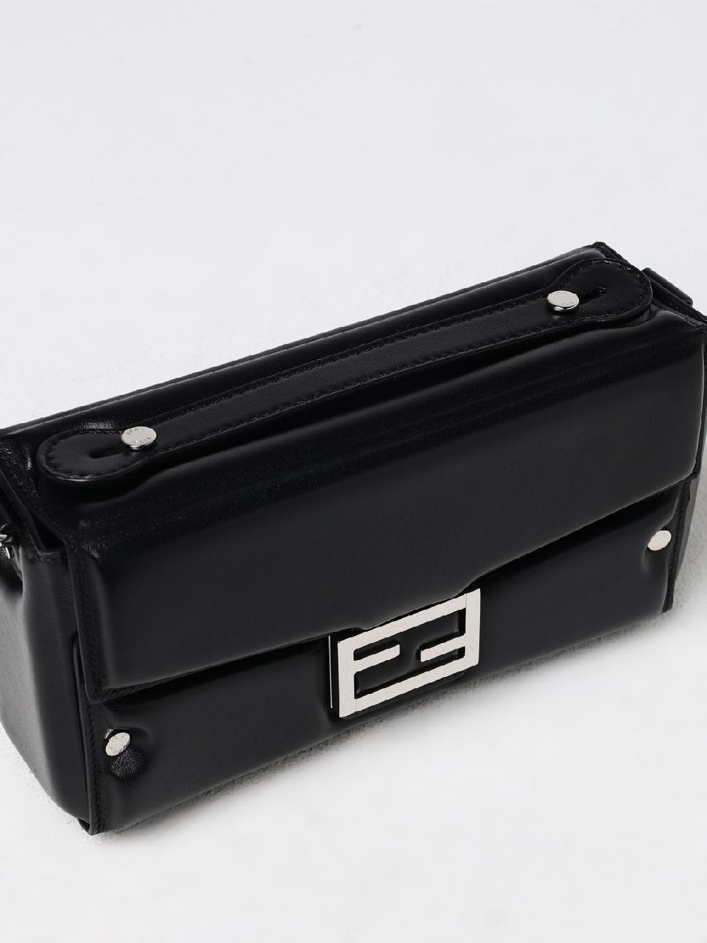 Giglio Borsa Baguette Soft Trunk Fendi in nappa In Saldo